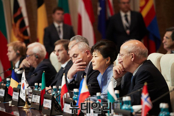 ▲ 박근혜 대통령이 15일(현지시간) 오전 몽골 울란바토르에서 열린 제11차 아시아·유럽 정상회의(ASEM) 전체회의에 참석하고 있다. ⓒ뉴데일리