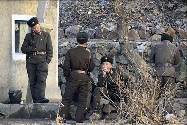 ▲ 중국 쪽에서 바라본 북한 국경경비대원들의 모습. '자유아시아방송'은 지난 10일 양강도 中-北 접경지역에서 순찰을 돌던 北국경경비대원 2명이 괴한들의 습격을 받아 1명이 즉사하고 1명은 중태에 빠졌다고 전했다. ⓒ북한전문매체 '뉴포커스' 관련사진 캡쳐