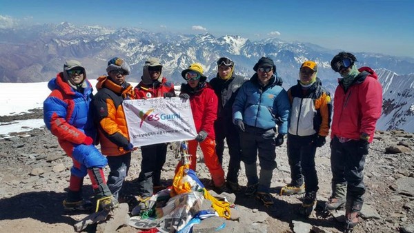 ▲ ‘예스 구미, 오세아니아-칼스텐츠(4,884m) 원정대’가 15일 구미시체육관에서 세계 최고봉 정상 도전을 위한 출정식을 가졌다.ⓒ구미시 제공