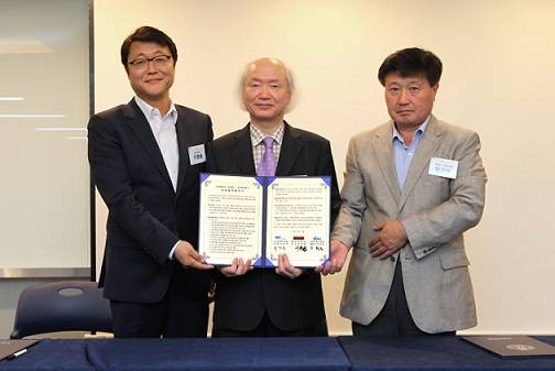 ▲ 지난 13일 서울 마포구 DMC첨단산업센터에서 진행된 '산·학·관 협약식'에서 (왼쪽부터)주형철 서울산업진흥원 대표이사, 천장호 광운대 총장, 위장복 디엠씨코넷 이사장이 기념사진을 촬영하고 있다. ⓒ광운대