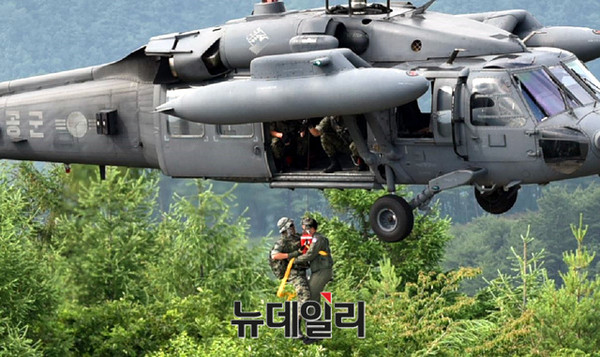 ▲ 공군 공중기동정찰사령부는 미7공군사령부와 7월 11일(월)부터 15일(금)까지 한미 공군 연합 전투탐색구조 훈련인 퍼시픽 선더 훈련을 실시하고 있다.  사진은 7월 11일(월), 전라북도 산지에서 한국 공군 HH-60 탐색구조헬기에 탑승한 항공구조사가 로프를 이용해 조난 조종사를 구조하고 있는 모습.ⓒ공군