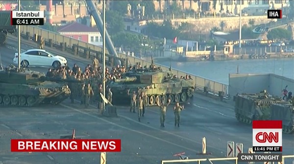 ▲ 터키 군부가 15일(현지시간) 일으킨 쿠데타가 6시간 만에 진압되는 분위기인 것으로 전해졌다. 사진은 16일(현지시간) 보스포러스해협 대교에서 쿠데타 세력들이 현지 정부군에 투항하는 모습.ⓒ美'CNN'중계영상 캡쳐