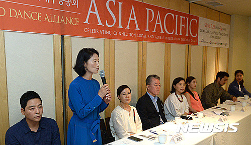 ▲ 전홍조(왼쪽 두 번째) 세계무용연맹 한국본부 회장이 취재진을 향해 인사말을 하고 있다.ⓒ뉴시스