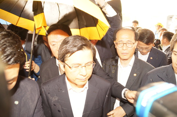 ▲ 15일 오전 경북 성주군청에서 열린 사드배치 관련 주민설명회에서 주민들이 황교안 국무총리에게 계란과 물병 등을 던지자 경호원들이 막고 있다.ⓒ뉴시스