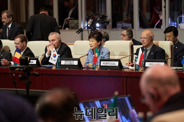 ▲ 박근혜 대통령이 16일 몽골 울란바토르에서 개최된 ASEM 리트리트 세션에서 북한의 위협에 대한 우리 정부의 입장을 밝히고 있다. ⓒ뉴데일리