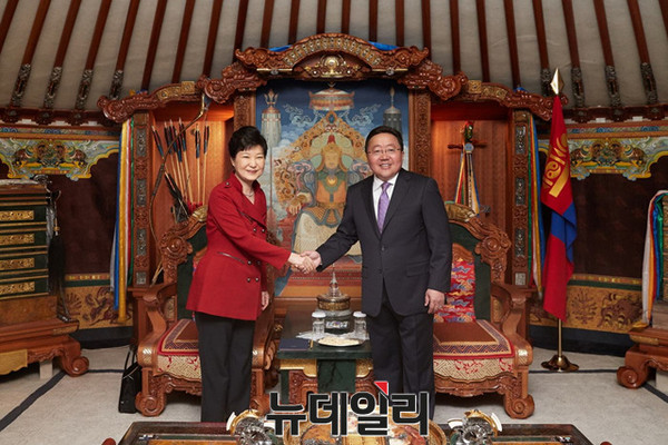 ▲ 박근혜 대통령과 차히야 엘벡도르지(Tsakhiagiin Elbegdorj) 몽골 대통령이 17일 정상회담을 갖고 있다. ⓒ뉴데일리