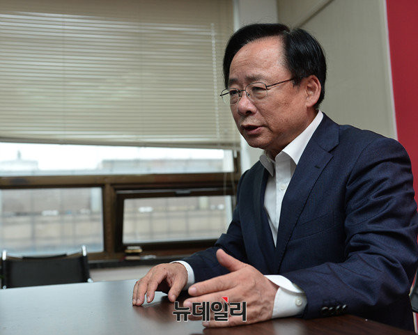 ▲ 새누리당 이주영 의원이 17일 오후 서울 여의도 캠프사무소에서 본지 취재진을 만나 단독 인터뷰를 진행하고 있다. ⓒ뉴데일리 정상윤 기자