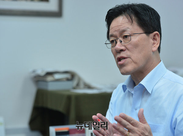 ▲ 국민의당 주승용 비대위원이 15일 국회 의원회관에서 본지와 만나 인터뷰를 진행하고 있다.ⓒ뉴데일리 정상윤 기자