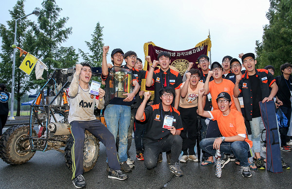 ▲ ‘2016 국제대학생자작자동차대회’(Baja SAE KOREA at Yeungnam University 2016)에서 종합우승을 차지한 영남대학교 YUSAE팀.ⓒ영남대 제공