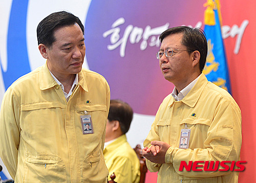 ▲ 김현웅 법무장관과 우병우 청와대 민정수석이 대화를 나누는 모습. ⓒ뉴시스