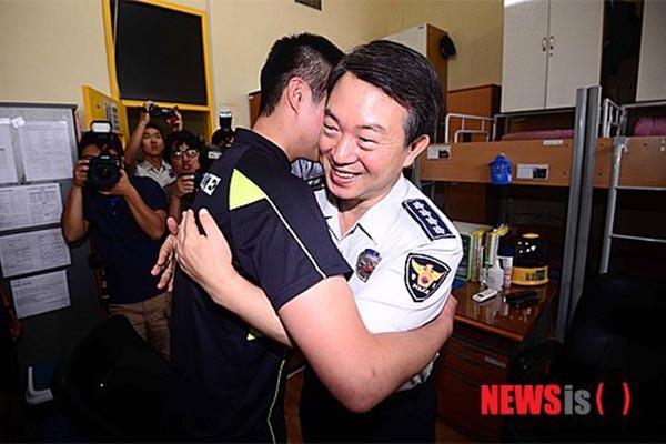 ▲ 2014년 8월 의경 내무반을 찾은 강신명 경찰청장. 강신명 청장은 지난 15을 국회 예결특위에 출석해 "황교안 총리 일행과 통신연결이 가능했으므로 감금이 아니다"라는 답변을 내놔 빈축을 사고 있다. ⓒ뉴시스. 무단전재 및 재배포 금지.