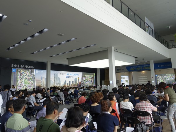 ▲ 지난 15일 부동산 전문가 500여명이 참석한 가운데 열린 '북대구 한신더휴' 사업설명회에서 참석자들의 높은 관심 속에 열렸다.ⓒ북대구 한신더휴 제공