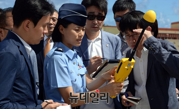 ▲ 18일(현지시간) 괌 미군기지에 배치된 사드레이더 전자파 측정하는 공군장교와 이를 확인하는 국내언론사 기자 모습.ⓒ괌 미 36비행단