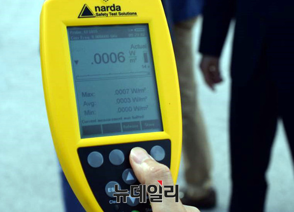▲ 18일(현지시간) 괌 미군기지에 배치된 사드레이더 전자파 측정하는 공군장교가 측정장비로 6분간 측정한 수치 모습.ⓒ괌 미 36비행단