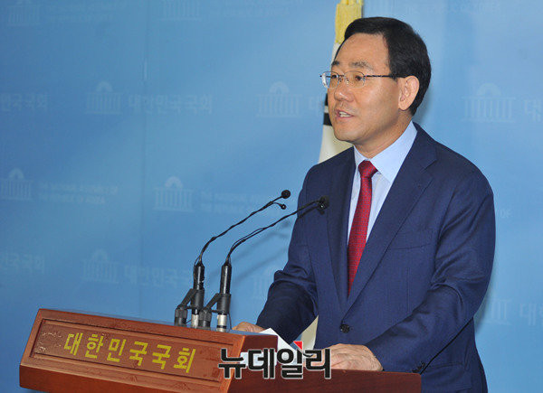 ▲ 새누리당 주호영 의원이 18일 오전 국회에서 기자회견을 열고 8·9 전당대회 당대표 출마를 선언했다. 주호영 의원은 이날 출마선언에서 십수 년 전에 이미 당대표를 지낸 분이 또다시 당의 얼굴이 돼서는 안 된다고 밝혀, 서청원 의원의 출마에 간접적으로 반대하는 의사를 내비쳤다. ⓒ뉴데일리 이종현 기자