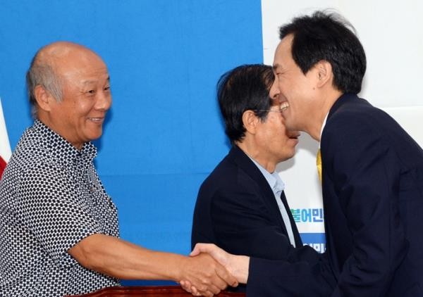 ▲ 박석운 한국진보연대 대표와 악수를 하고 있는 우상호 더민주당 원내대표/더민주당 홈페이지