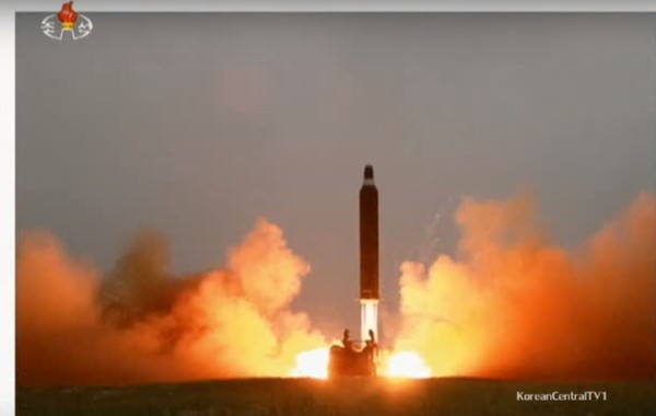 ▲ 19일 오전 북한은 동해상으로 탄도미사일 3발을 발사했다. 사진은 북한의 조선중앙tv가 무수단 중거리 탄도미사일(화성-10)의 시험발사가 성공했다고 보도하는 장면.ⓒ北선전매체 중계영상 캡쳐