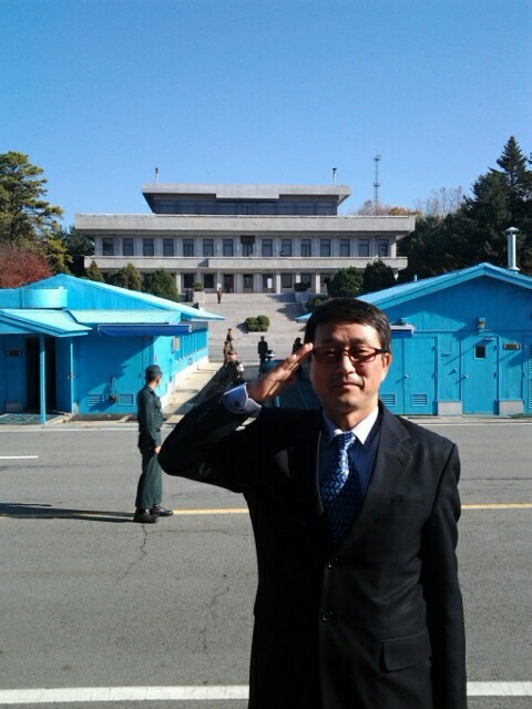 ▲ 어느덧 휴전 63주년이 다가옵니다. 분단의 상징인 저 판문점이 없어져야 북한 땅에서 김정은 독재정권하에 노예와 짐승처럼 사는 2천만 주민들의 비참한 모습을 지을 수 있겠지요. 사진은 지난 2014년 11월 판문점 JSA공동경비구역을 방문하고 북측 판문각을 배경으로 찍은 것입니다. [사진 = 림일 작가]