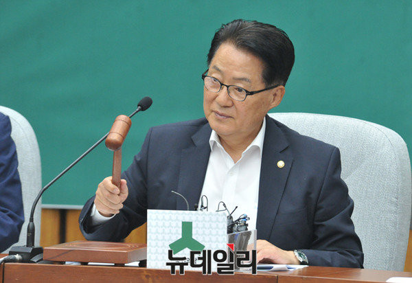 ▲ 국민의당 박지원 비상대책위원장 겸 원내대표는 19일 의원총회에서 북한의 단거리 탄도미사일 발사를 놓고 "북한이 오늘 또 새벽 탄도 미사일 3발을 발사했다"며 "북한의 이런 망발이 사드를 불러오는 구실을 주고 있다"고 밝혔다. ⓒ뉴데일리 이종현 기자