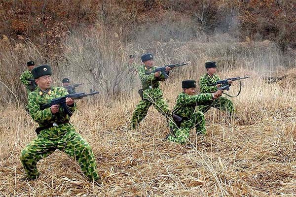 ▲ 김정은이 집권한 뒤부터 북한에서는 인민군에 대한 대접이 추락, 경보병이 평양 건설현장에 동원되고 있다고 '자유아시아방송'이 현지 소식통을 인용해 보도했다. 사진은 북한 경보병들의 사격훈련 모습. ⓒ北선전매체 화면캡쳐