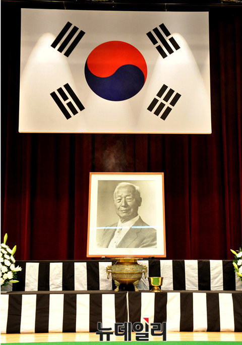 ▲ 서울국립현충원 현충관에 마련된 이승만 대통령 서거 51주년 추모식 분향소에 놓인 이승만 대통령 사진. ⓒ뉴데일리 이종현 기자