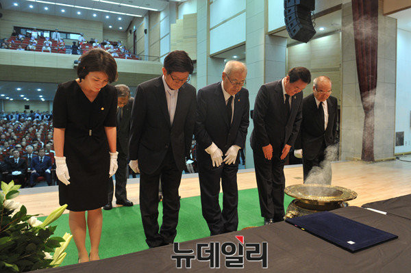 ▲ '이승만 대통령 서거 51주년 추모식'에 참석해 묵념하는 각계 인사들. ⓒ뉴데일리 이종현 기자