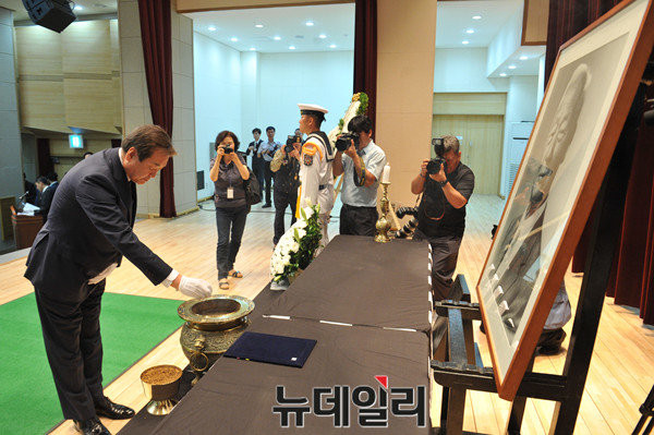 ▲ 김무성 새누리당 의원이 19일 국립서울현충원에서 열린 이승만 전 대통령 서거 제51주기 추모식에서 분향하고 있다. ⓒ뉴데일리 이종현 기자