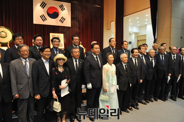 ▲ 건국 대통령 이승만 서거 51주년 추모식이 끝난 후 기념촬영하는 이인수 박사 내외와 각계 인사들. ⓒ뉴데일리 이종현 기자