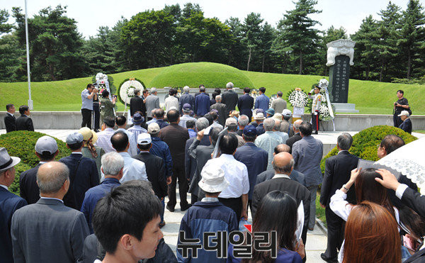 ▲ 서울 동작구 국립 서울현충원에 있는 이승만 대통령 묘역을 찾아 추모하는 참배객들. ⓒ뉴데일리 이종현 기자