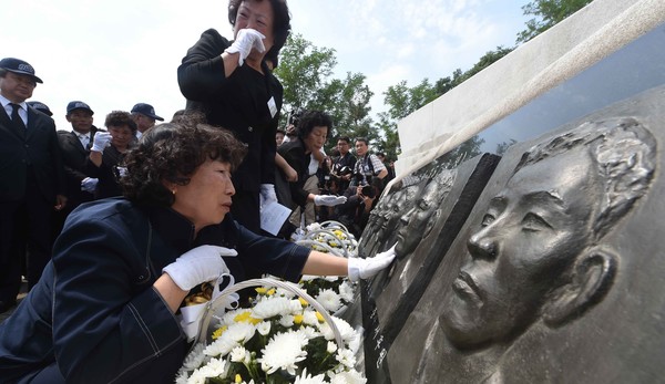 ▲ 지난해 6월 29일 오전 경기도 평택시 해군 제2함대사령부에서 열린 제2연평해전 승전 13주년 기념식에 참석한 유가족들이 당시 참수리 357정에 탑승했던 영웅들의 흉상을 만져보고 있다.ⓒ뉴시스