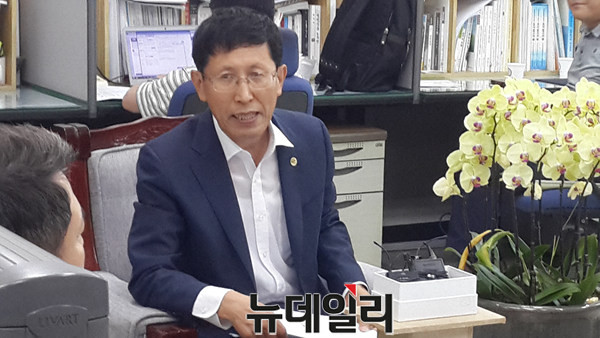 ▲ 충북도 권석규 보건복지국장이 19일 도청에서 장애인 전수조사에 대해 설명하고 있다.ⓒ김종혁 기자