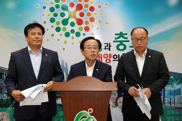 ▲ 충북도의회 문장대온천반대특위 임회무 위원장이 19일 경대수 의원의 온천개발반대 3법에 대해 크게 환영했다.ⓒ충북도의회