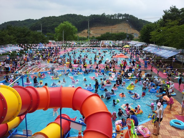 ▲ 세종시가 오는 20일부터 내달 15일까지 야외수영장을 무료로 개방한다. 사진은 고복 야외수영장.ⓒ세종시