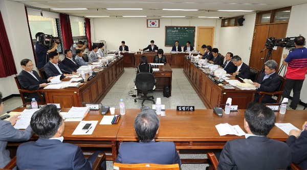 ▲ 충북도의회 예결위가 19일 도교육청 추경안을 심사하고 있다.ⓒ충북도의회