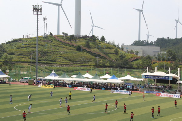 ▲ ‘제4회 영덕대게배 국제 유소년 축구대회’를 개최한다. 사진은 지난해 대회 결승전 모습.ⓒ영덕군 제공