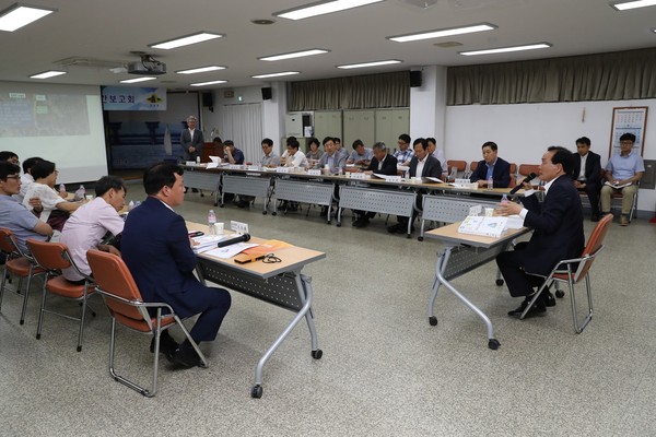 ▲ 의성군이 지난 19일 군청 회의실에서 세포배양 산업화 허브 구축사업 전략수립 및 타당성조사 연구용역 중간보고회를 연 가운데 김주수 군수가 인사말을 하고 있다.ⓒ의성군 제공