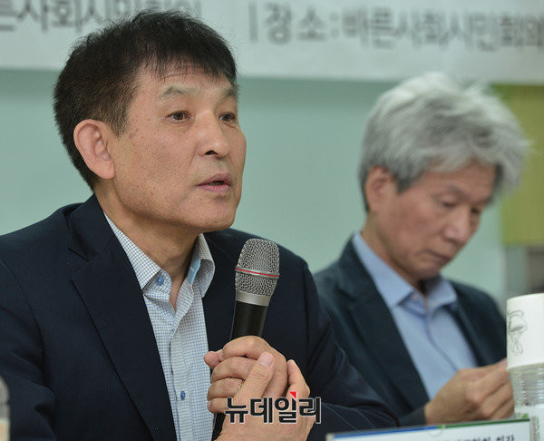 ▲ 마이크를 잡은 조영기 고려대 교수와 발제문을 살펴보고 있는 권희영 한국학중앙연구원교수. ⓒ뉴데일리 정상윤 기자