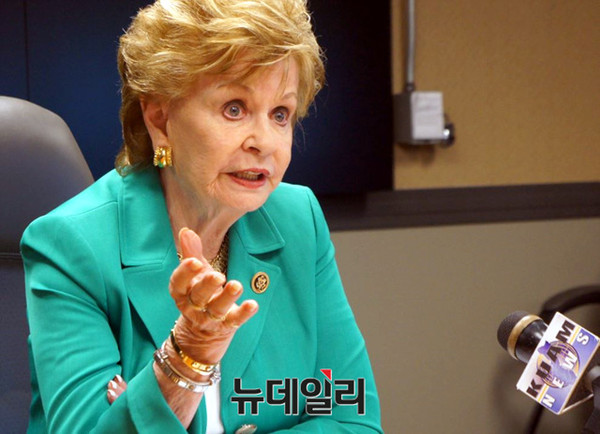 ▲ 19일(현지시간) 괌을 방문한 한국 취재진과 인터뷰하는 매들린 보달로 의원.ⓒ뉴데일리 순정우 기자