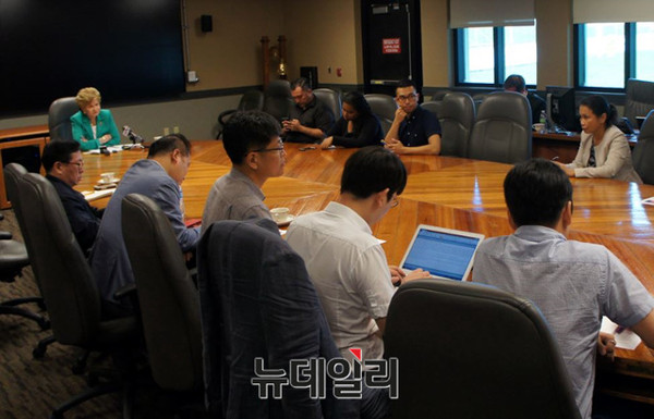 ▲ 19일(현지시간) 괌을 방문한 한국 취재진과 인터뷰하는 매들린 보달로 의원.ⓒ뉴데일리 순정우 기자