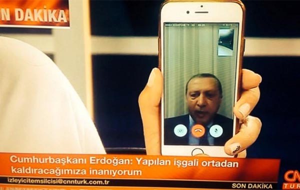▲ 美CNN이 보도한, 에르도안 터키 대통령과 터키 방송국 간의 화상통화 장면. 에르도안 대통령과 터키 정부는 "SNS 덕분에 쿠데타를 진압했다"고 주장하지만, 이를 믿는 외신은 별로 없다. ⓒ美CNN 관련보도 화면캡쳐