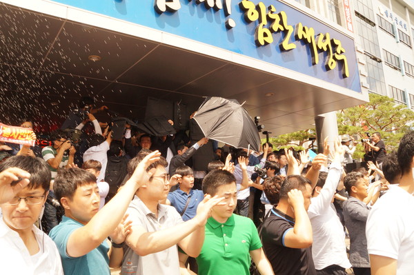 ▲ 15일 오전 경북 성주군청에서 열린 사드배치 관련 주민설명회에서 일부 시위 참여자가 황교안 국무총리에게 물병과 계란을 던지자 경호원들이 막고 있다. ⓒ뉴시스