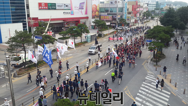 ▲ 민주노총 충북지부가 20일 청주대교 인근에서 시가행진을 벌이고 있다.ⓒ김종혁 기자