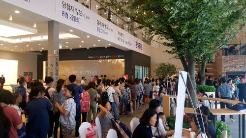 ▲ 경기도 안성시 공도읍 평택 지제역 동문 굿모닝힐 견본주택 내부에 발 디딜 틈 없이 빼곡히 찬 구름관중 모습. ⓒ 동문건설