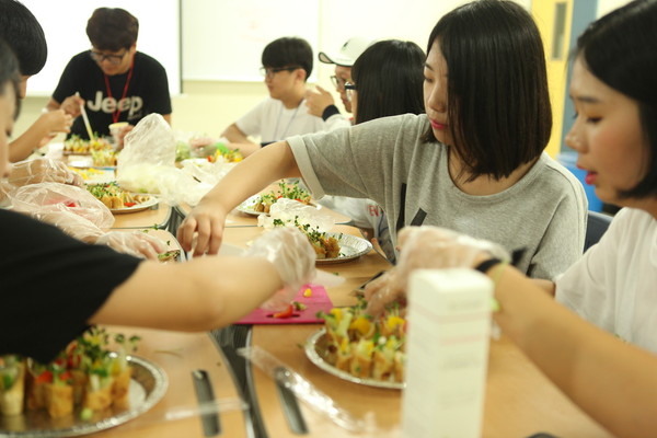▲ 사진은 지난해 고교생들이 한국영상대 대학 체험캠프에서 포틀럭 파티를 하고있는 모습.ⓒ한국영상대