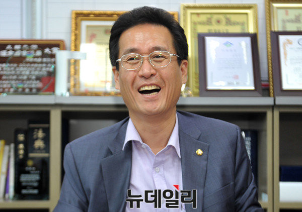 ▲ 새누리당 8·9 전당대회에 최고위원 후보로 출사표를 던진 함진규 의원(재선·경기 시흥갑)이 20일 오전 의원회관에서 뉴데일리 취재진과 인터뷰를 하고 있다. ⓒ뉴데일리 이종현 기자