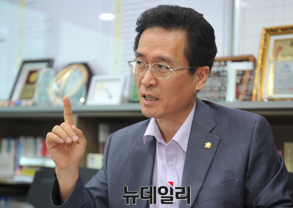 ▲ 새누리당 8·9 전당대회에 최고위원 후보로 출사표를 던진 함진규 의원(재선·경기 시흥갑)이 20일 오전 의원회관에서 뉴데일리 취재진과 인터뷰를 하고 있다. ⓒ뉴데일리 이종현 기자