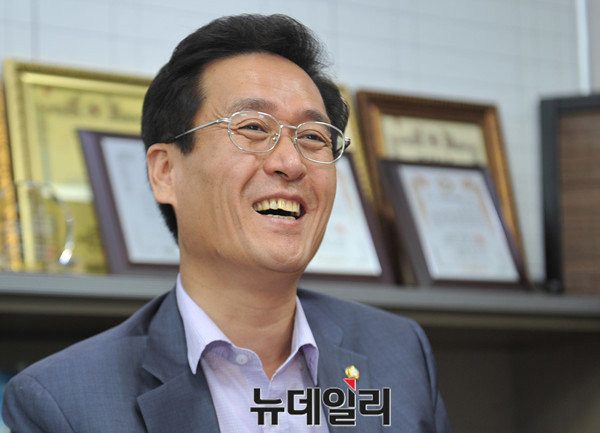 ▲ 새누리당 8·9 전당대회에 최고위원 후보로 출사표를 던진 함진규 의원(재선·경기 시흥갑)이 20일 오전 의원회관에서 뉴데일리 취재진과 인터뷰를 하고 있다. ⓒ뉴데일리 이종현 기자