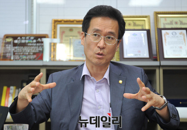 ▲ 새누리당 8·9 전당대회에 최고위원 후보로 출사표를 던진 함진규 의원(재선·경기 시흥갑)이 20일 오전 의원회관에서 뉴데일리 취재진과 인터뷰를 하고 있다. ⓒ뉴데일리 이종현 기자