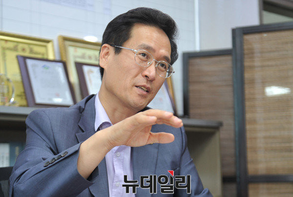 ▲ 새누리당 8·9 전당대회에 최고위원 후보로 출사표를 던진 함진규 의원(재선·경기 시흥갑)이 20일 오전 의원회관에서 뉴데일리 취재진과 인터뷰를 하고 있다. ⓒ뉴데일리 이종현 기자