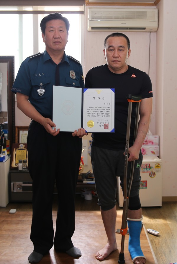 ▲ 청원경찰서 신희웅 서장이 21일 깁스로 움직이기 불편한 김응권 씨를 직접 찾아가 감사장을 전달했다.ⓒ청원경찰서